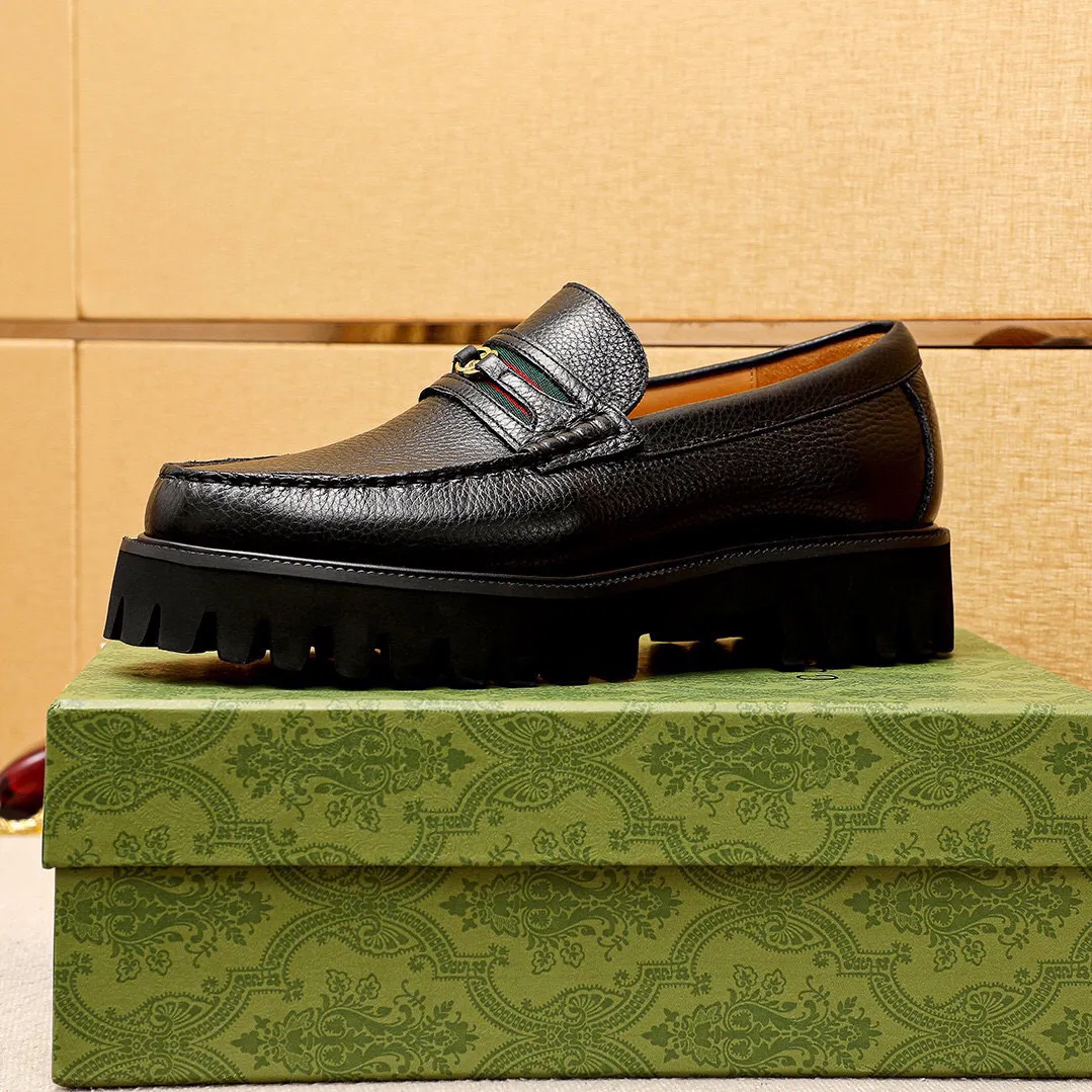 Men's shoes 💰580 💐 Product trademark: GUCCI "Gucci" casual leather shoes Regular size: 38-44 (45.46🉑️customized) Product materials: Selected imported first-layer pebbled cowhide leather upper + luxury hardware buckle, imported water-dyed cowhide leather lining. Strong three-dimensional visual effect, original foam outsole Color: 1⃣️color available